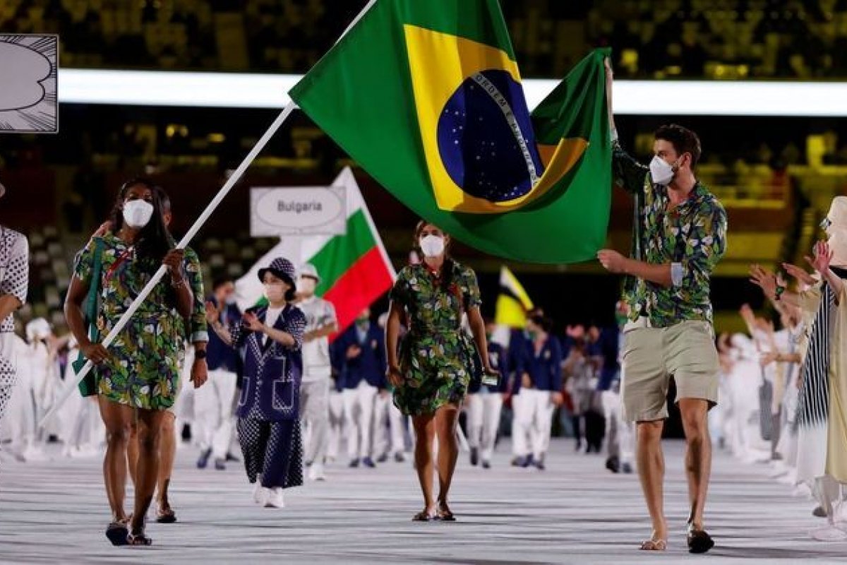 Vídeo: Ketleyn e Bruninho representam o Brasil como porta-bandeira e mestre-sala na abertura das Olimpíadas