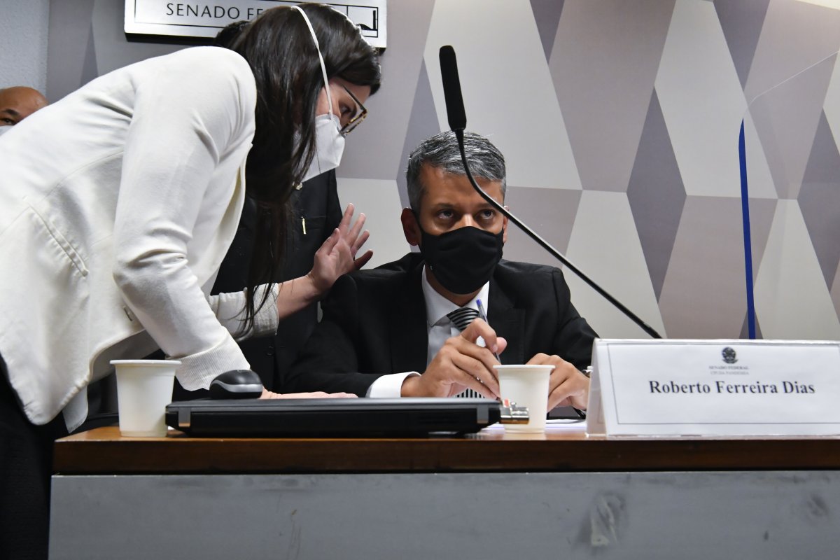 Procuradoria abre inquérito para apurar suspeita de propina em compra de vacinas