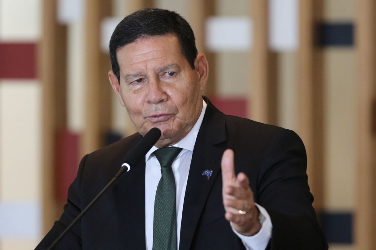 'A maioria dos políticos vai sair do governo em abril', diz Mourão