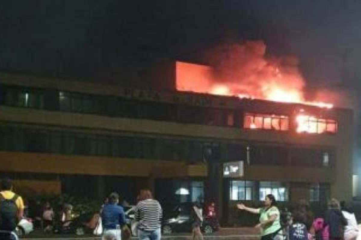 Incêndio atinge hotel em Armação em Salvador