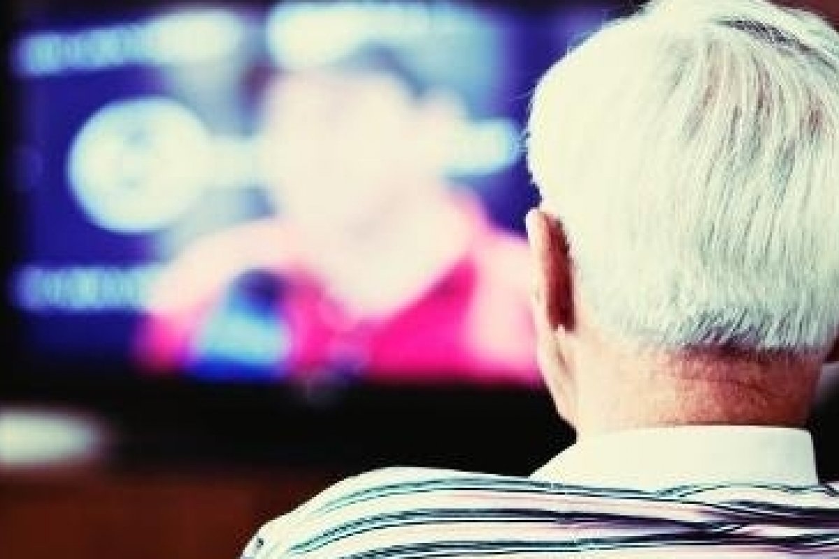 Seus avós assistem televisão em volume alto? Atenção, pode ser um indicativo de perda auditiva