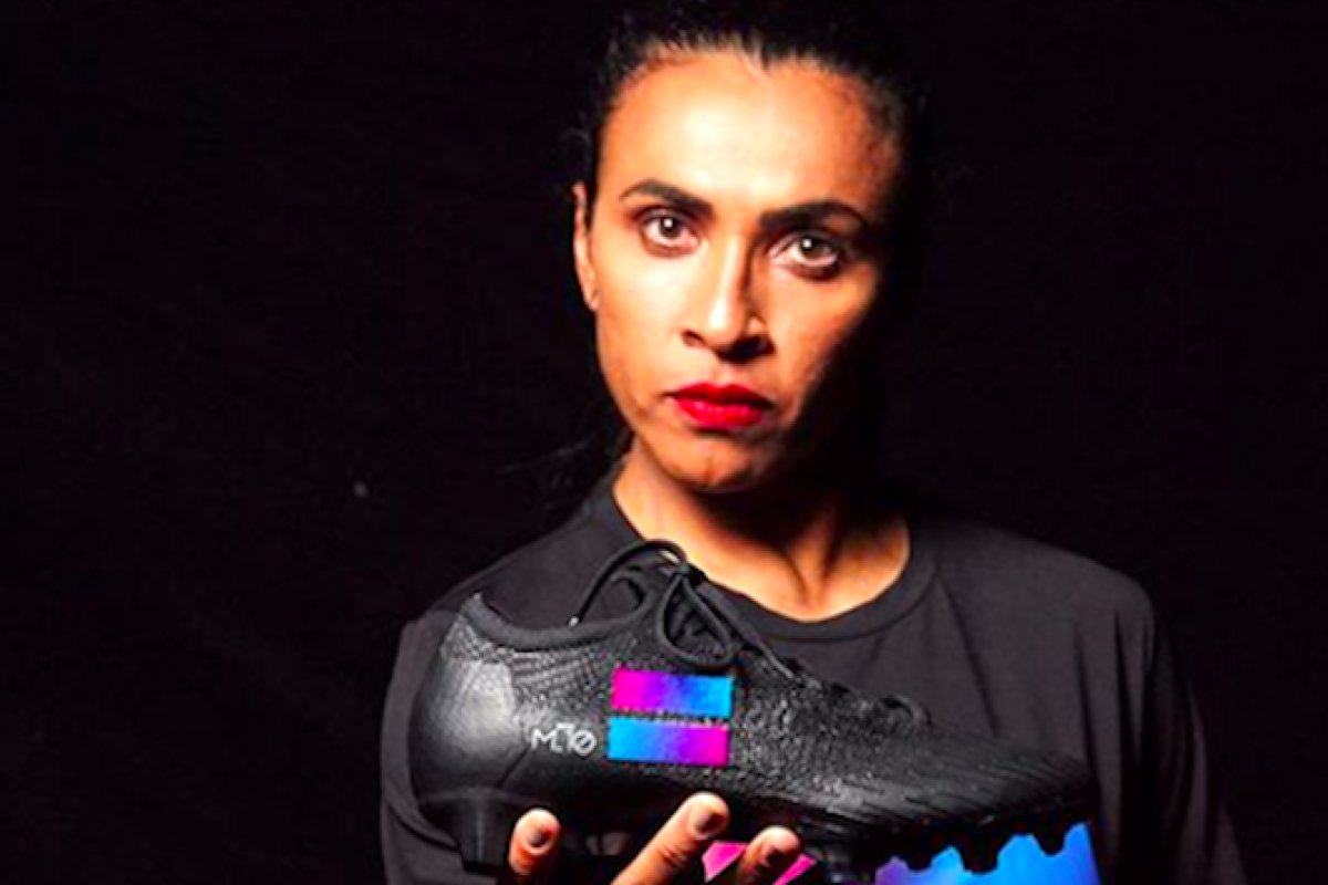 Desde 2018 sem patrocínio, Marta usa chuteiras pretas com um símbolo da igualdade nas Olimpíadas de Tóquio