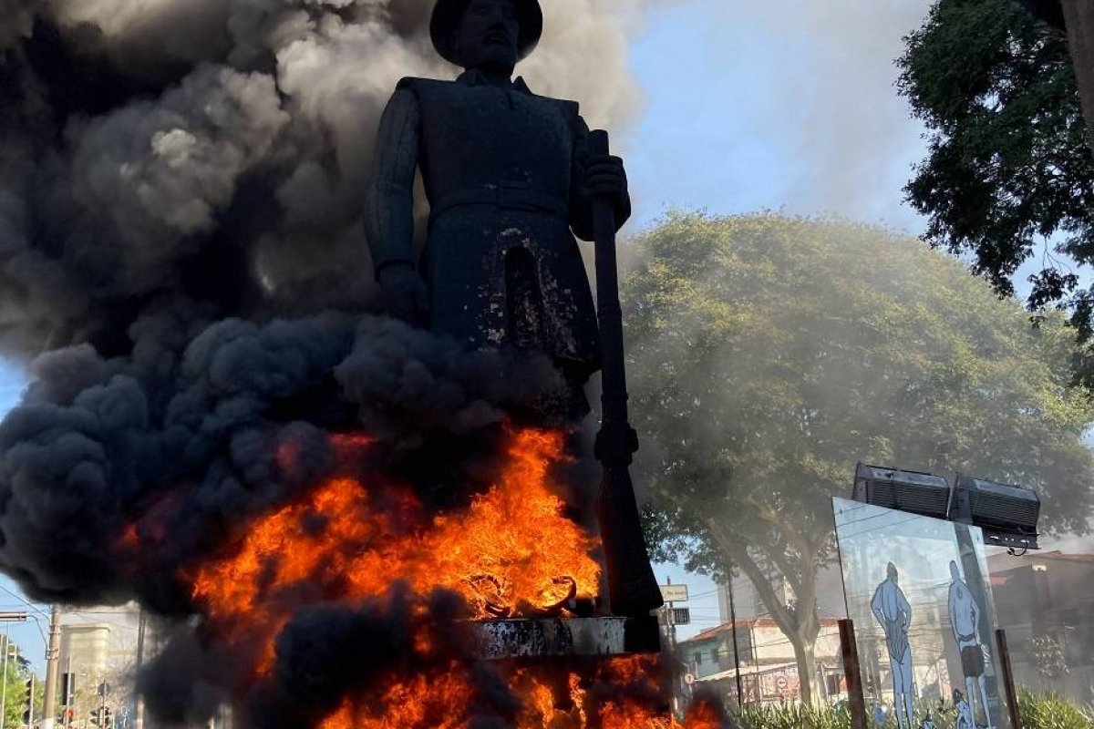 Suspeito de participar de vandalismo contra estátua de Borba Gato é preso pela polícia de SP