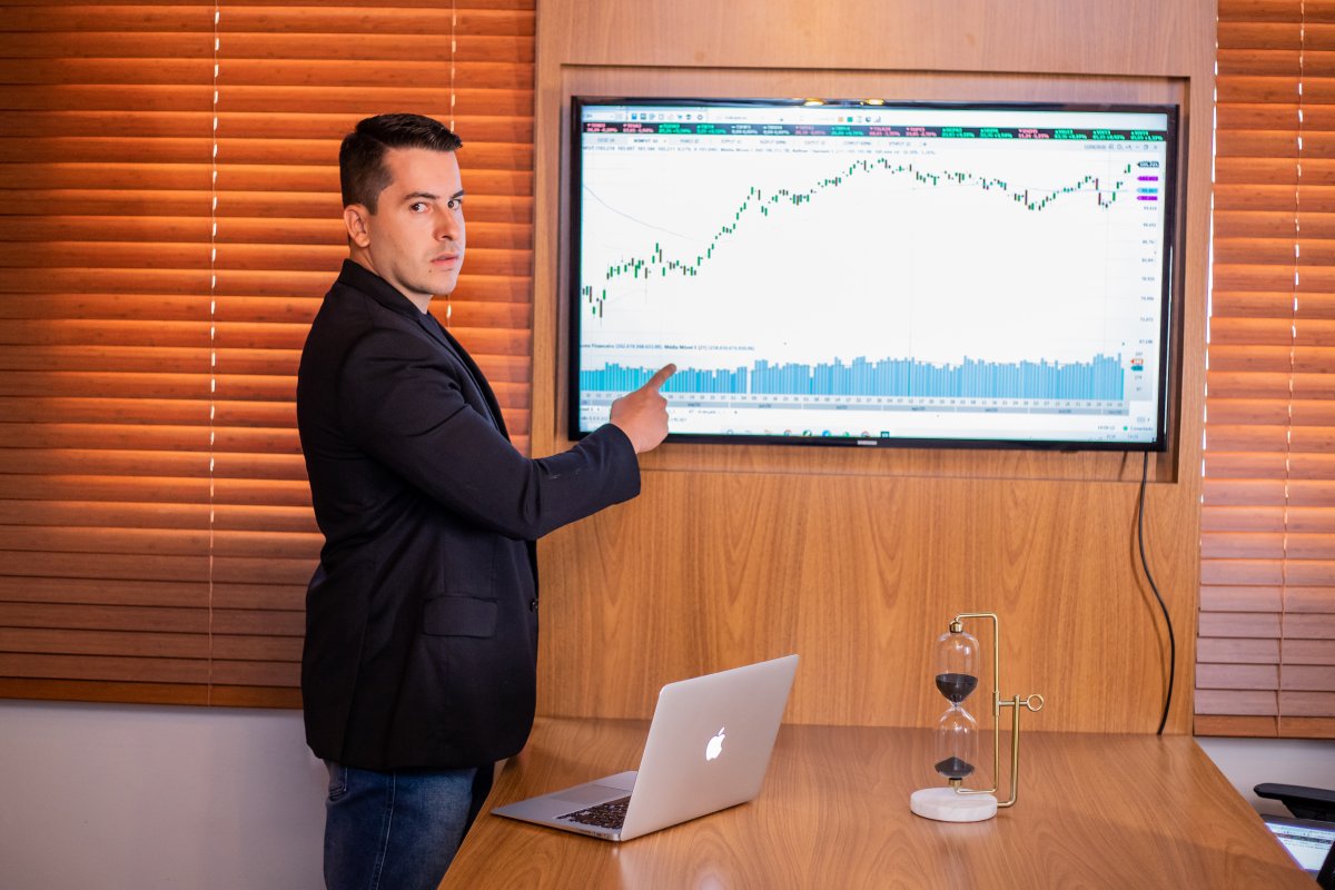 Consultor de investimentos prepara curso para empreendedores que buscam liberdade financeira