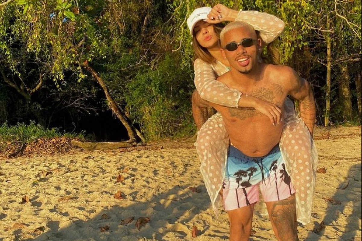 Gabriel Jesus curte praia do Nordeste  com a nova namorada