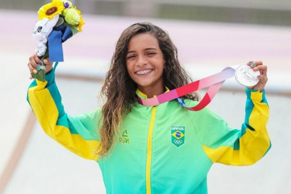 Rayssa Leal escreve o nome nas Olimpíadas ao conquistar, aos 13 anos, a prata no skate street feminino