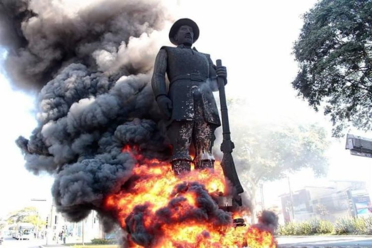 Homem preso por incêndio em estátua de Borba Gato afirma ter levado pneus