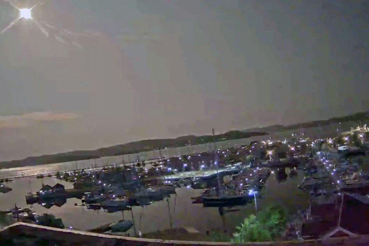 Vídeo: Meteoro ilumina céu no sul da Noruega e causa feixe de luz
