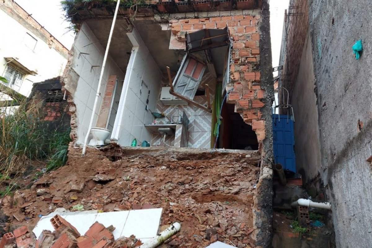 Imóvel sofre desabamento parcial no bairro Pero Vaz, em Salvador
