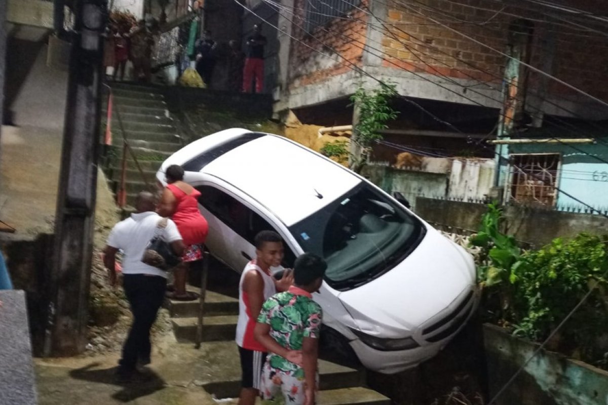 Após tiroteio, motorista perde controle e carro desce ladeira em Salvador