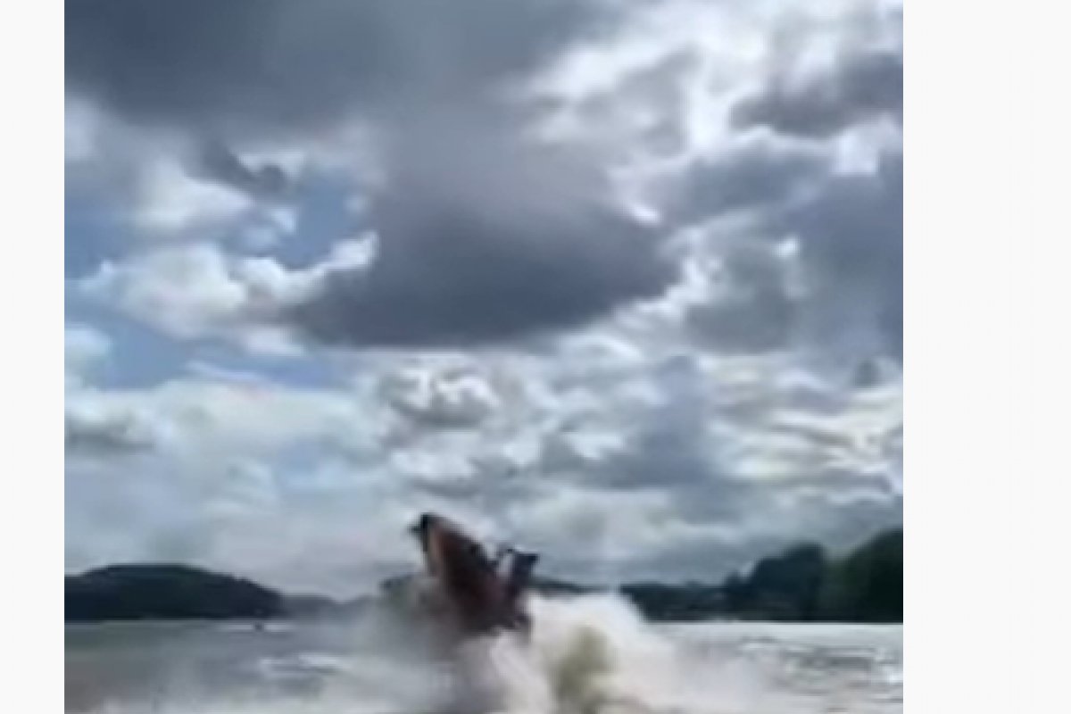Vídeo: jet skis colidem no mar em alta velocidade