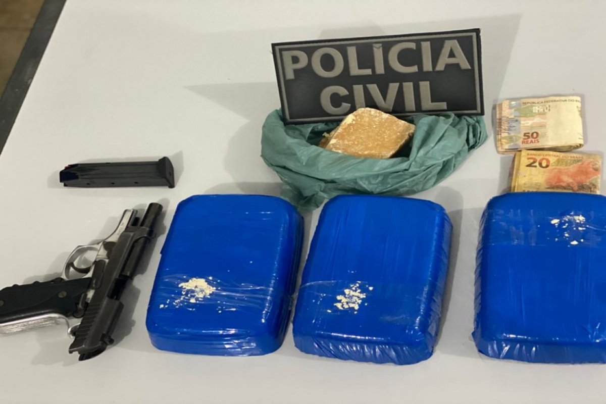 Jovem de 18 anos é presa em flagrante com arma e drogas em rodoviária do interior da Bahia