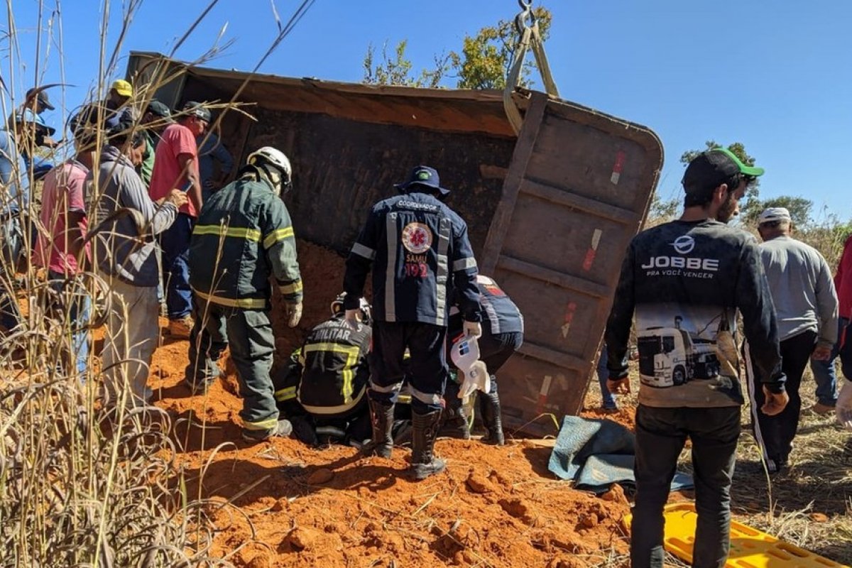 Motorista fica preso às ferragens após caçamba tombar na BR-242