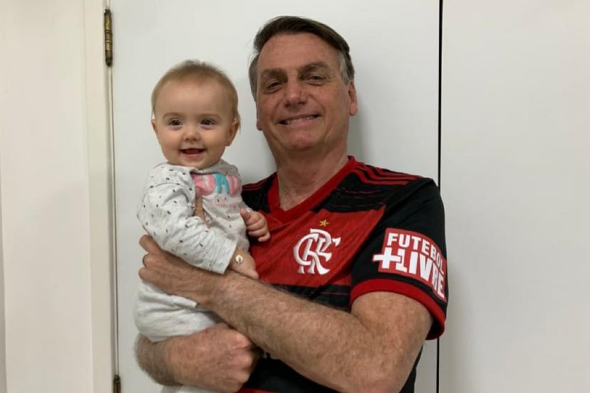 Bolsonaro posta foto com neta em comemoração ao Dia dos Avós
