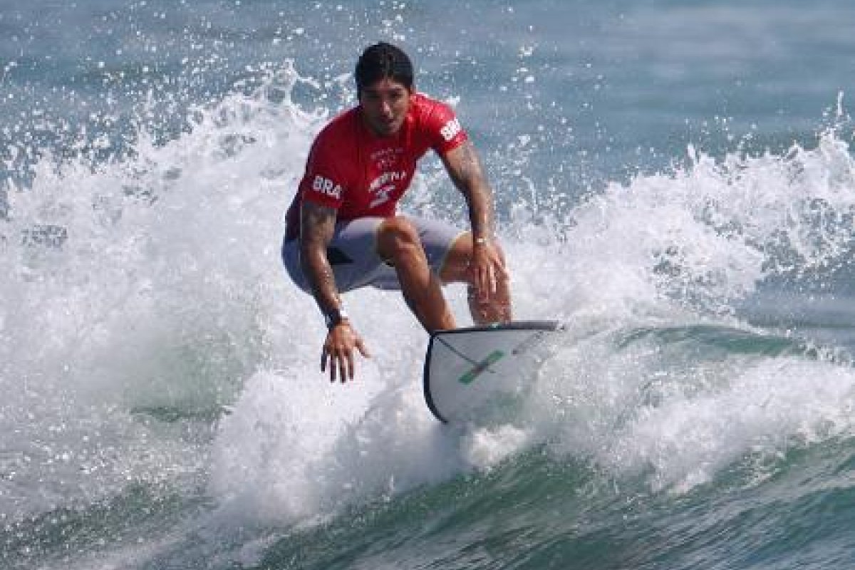 Medina e Ítalo avançam para a semifinal do surf nas Olimpíadas