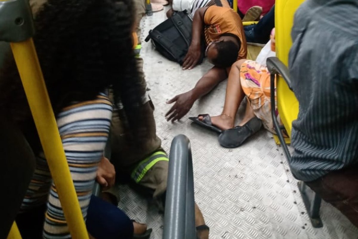 Cinco pessoas são baleadas em assalto a ônibus em BR de Salvador