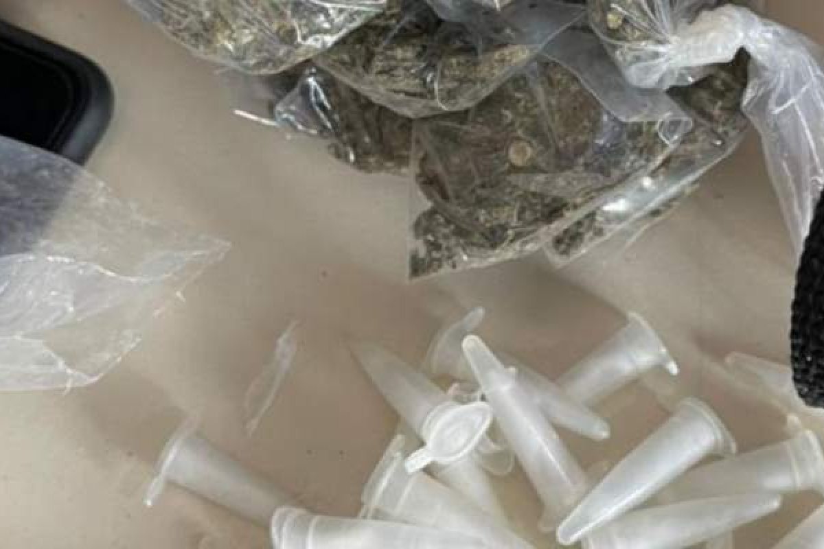 Jovem é preso com arma e drogas em Cajazeiras, bairro de Salvador