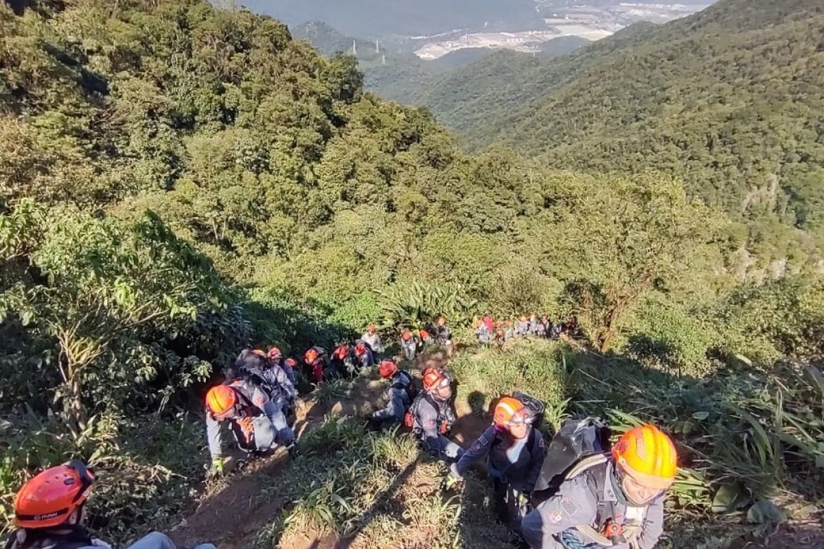 Após queda de 20 metros no 'Vale da Morte', mulher é resgatada pelos bombeiros, em Paranapiacaba