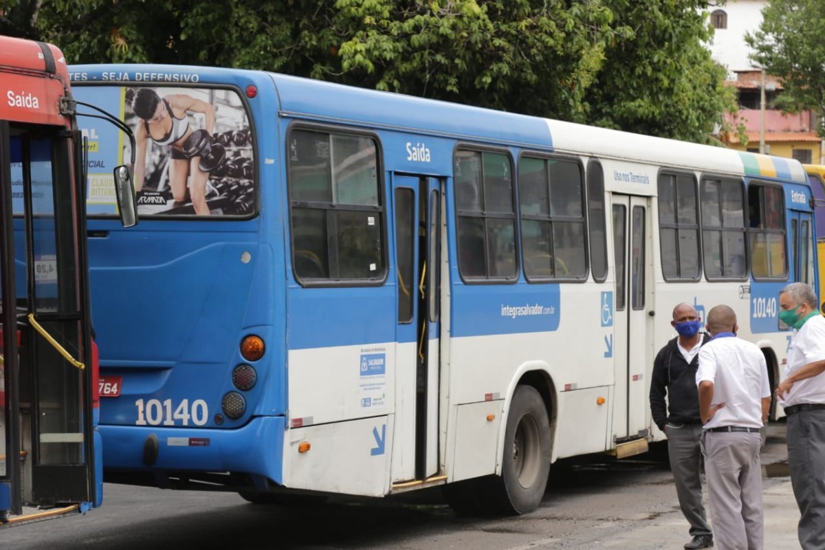 Ainda sem receber indenização, rodoviários realizam manifestação
