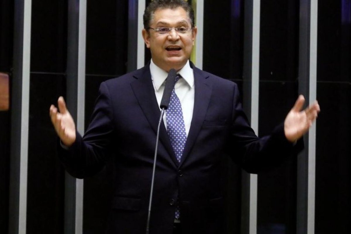 Deputado usa medalha de Rayssa para defender trabalho infantil