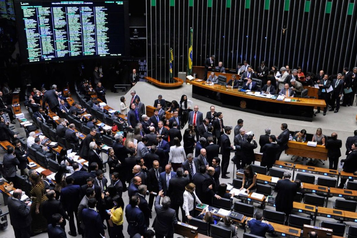 Deputados beneficiam familiares com R$ 27 milhões em emendas sem fiscalização