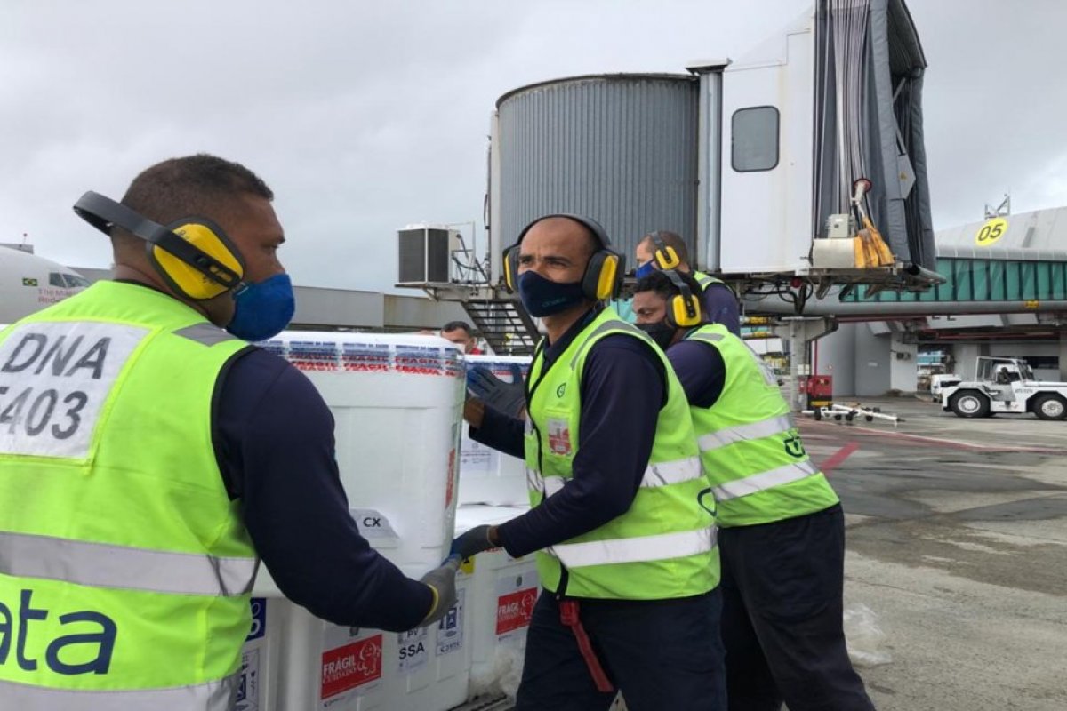 Governo Federal envia à Bahia novo lote com mais de 300 mil doses da vacina contra Covid-19