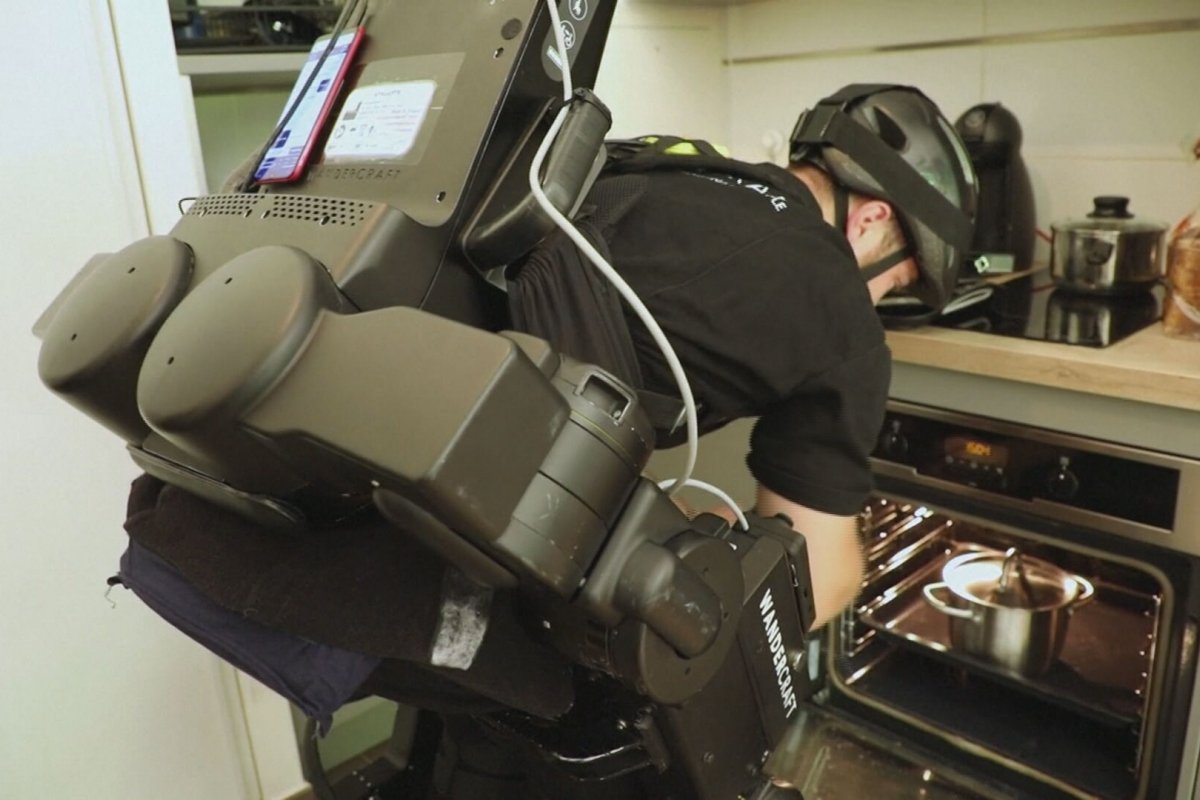 Pai constrói exoesqueleto para ajudar filho cadeirante a andar