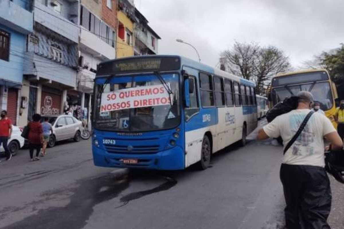 Rodoviários fecham Estação da Lapa; trânsito fica congestionado