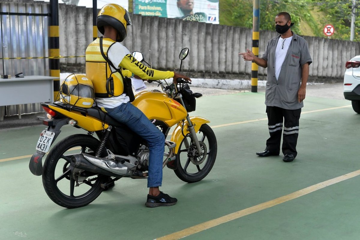 Táxis, mototáxis e transporte escolar devem passar por vistoria em agosto