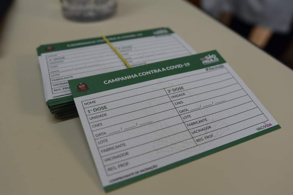 Certificado de vacinação contra Covid-19 agora pode ser emitido em três idiomas