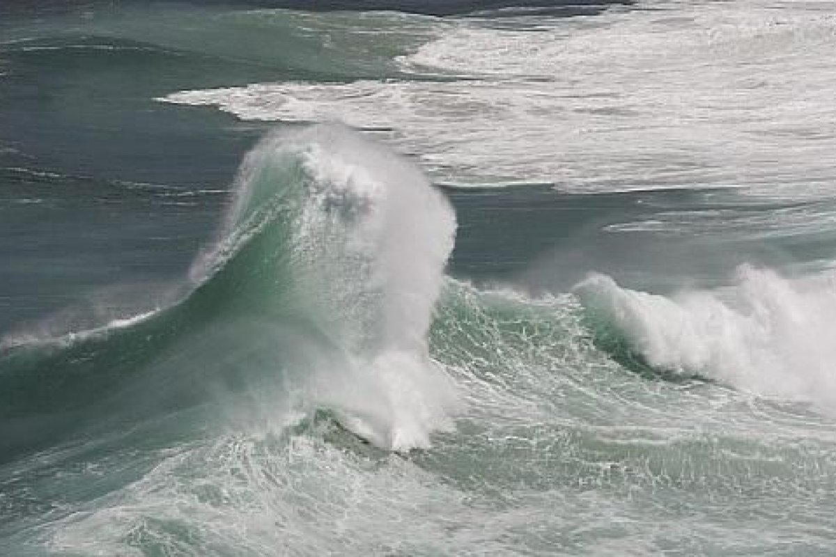 Marinha emite alerta sobre ondas de até seis metros no litoral sul da Bahia