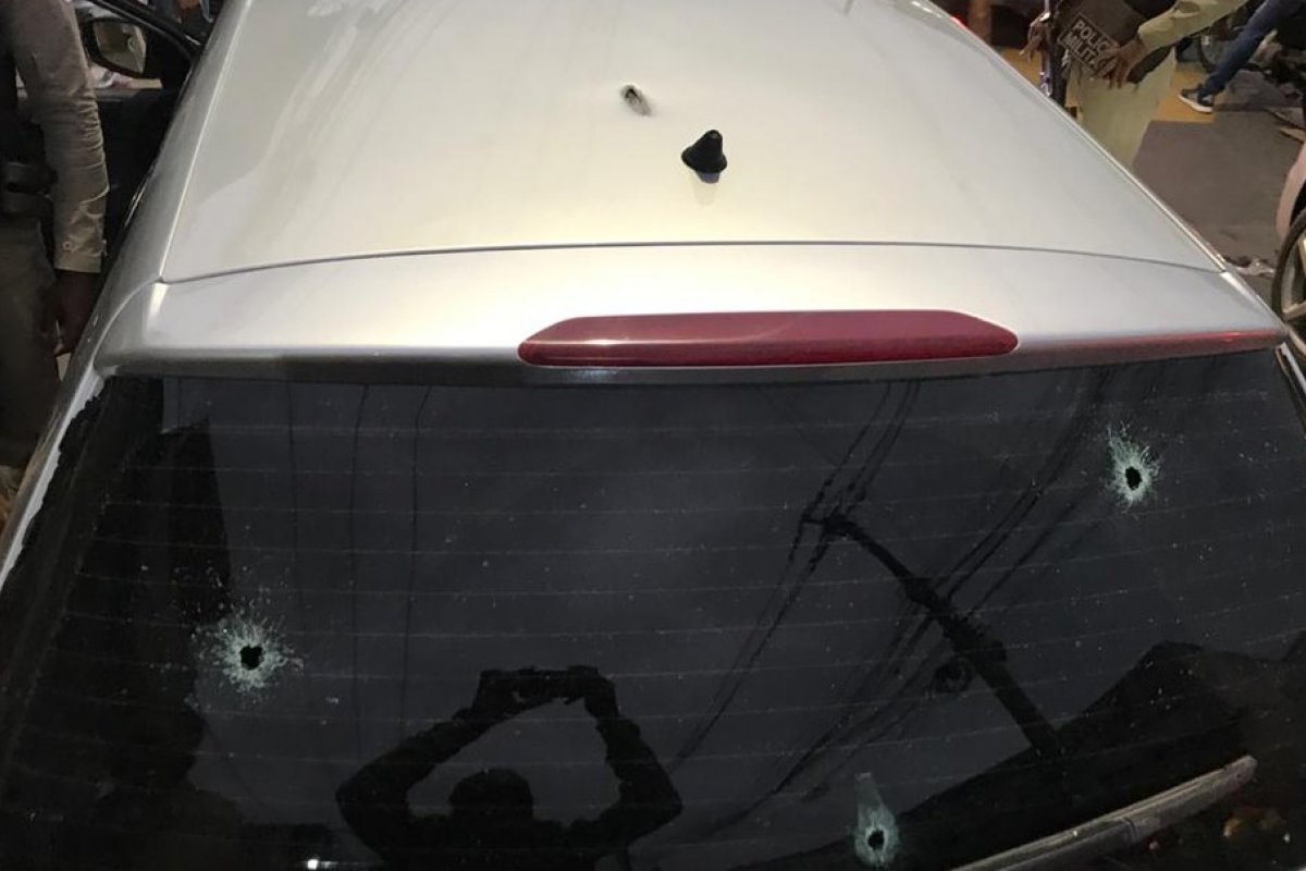 Carro é atingido por tiros e ao menos cinco pessoas são feridas em Salvador