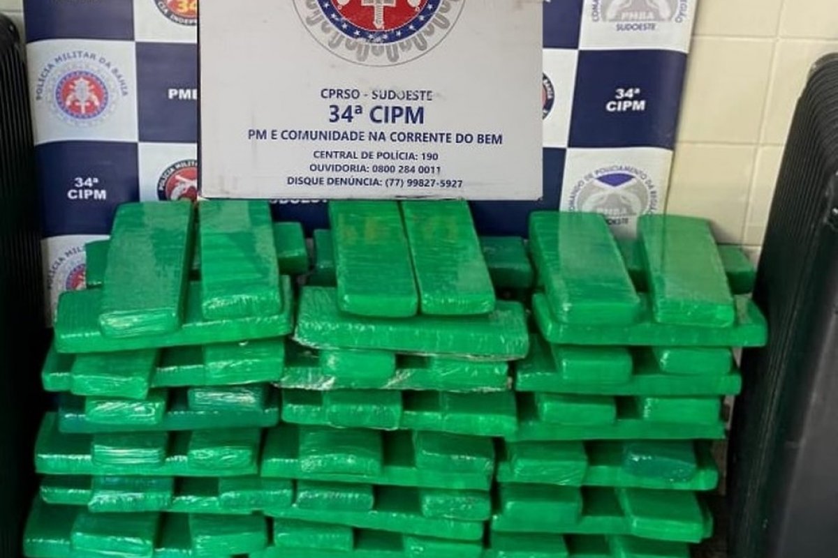 Grávida e marido são presos com mais de 120 kg de maconha em rodoviária de Brumado