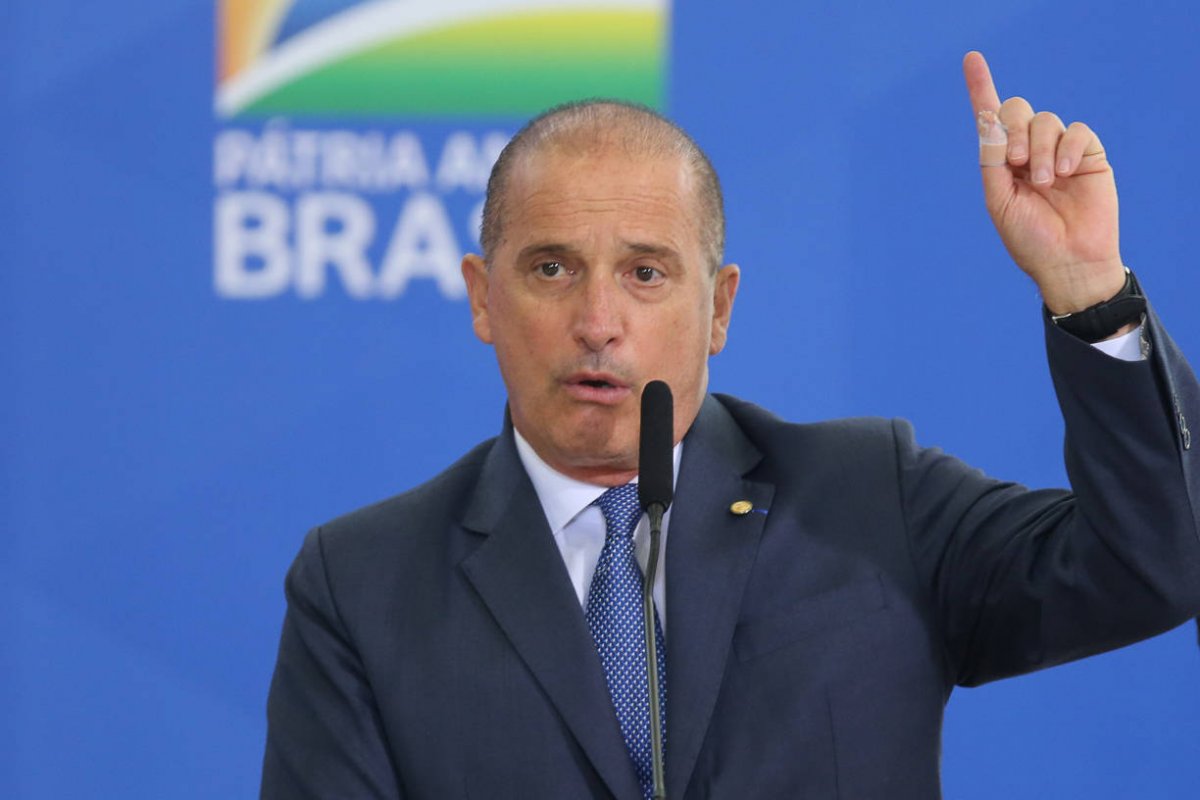 Bolsonaro recria Ministério do Trabalho e nomeia Onyx Lorenzoni para a pasta