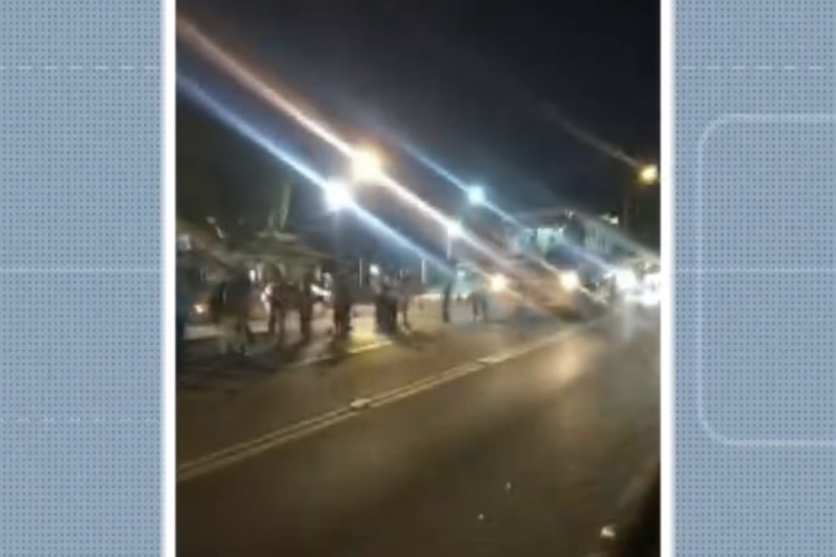 Homens armados assaltam ônibus e atiram para ameaçar passageiros na Estrada do Derba, em Salvador