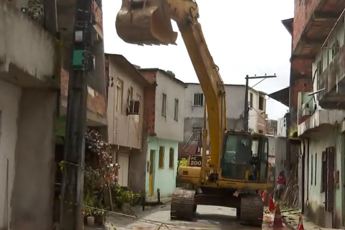 Defesa Civil avalia estrutura de imóveis vizinhos ao que desabou em Sussuarana