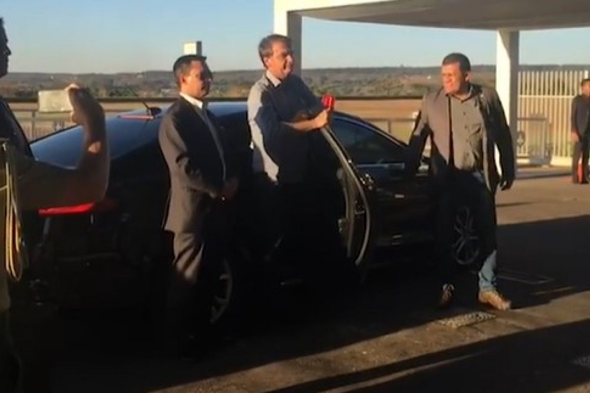 Bolsonaro antecipa volta ao cargo mesmo com ordem de repouso
