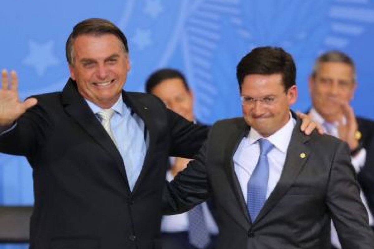 Bolsonaro concede medalha para João Roma por apoio à saúde pública