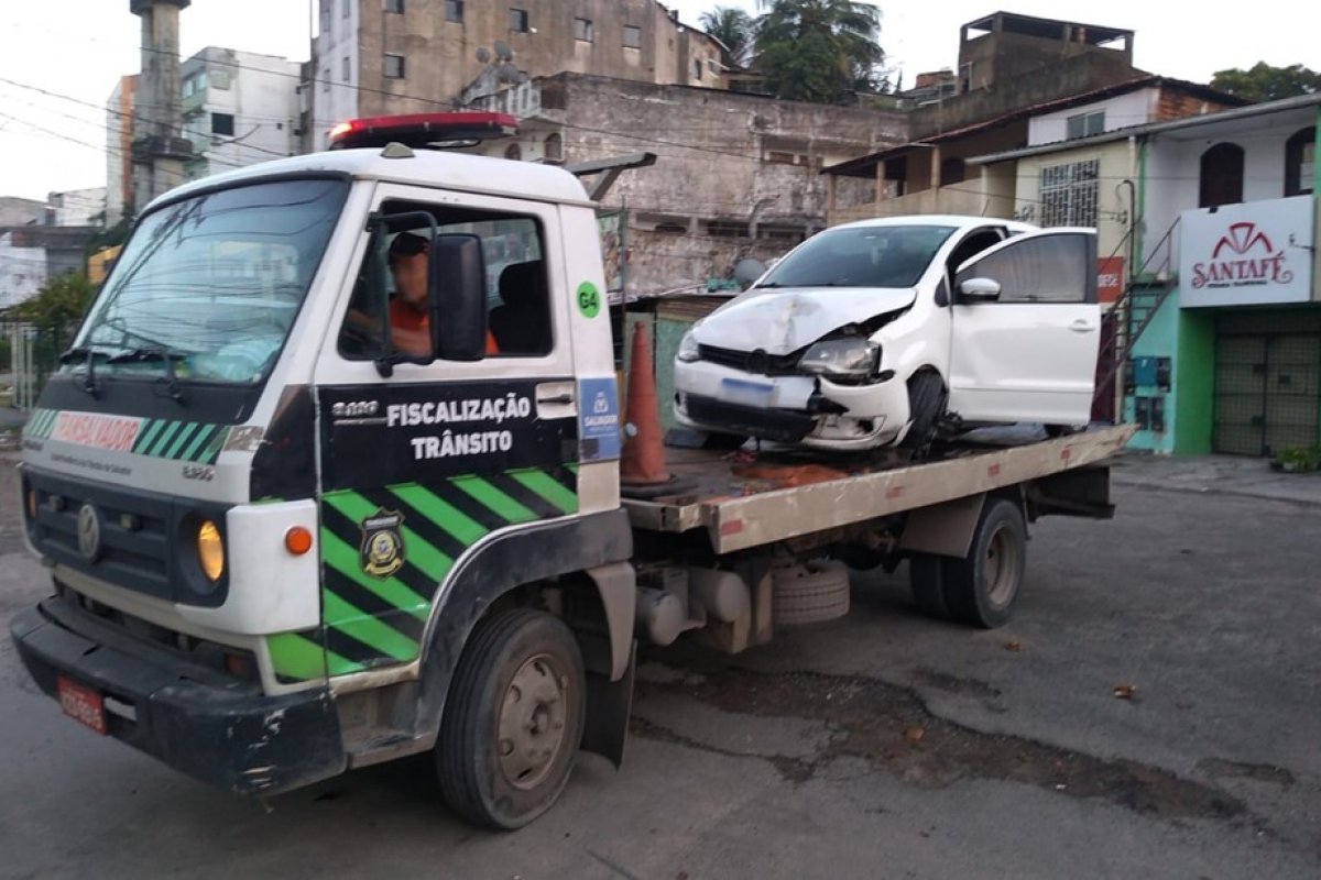 Carro colide em blocos de concreto no Imbuí, bairro de Salvador
