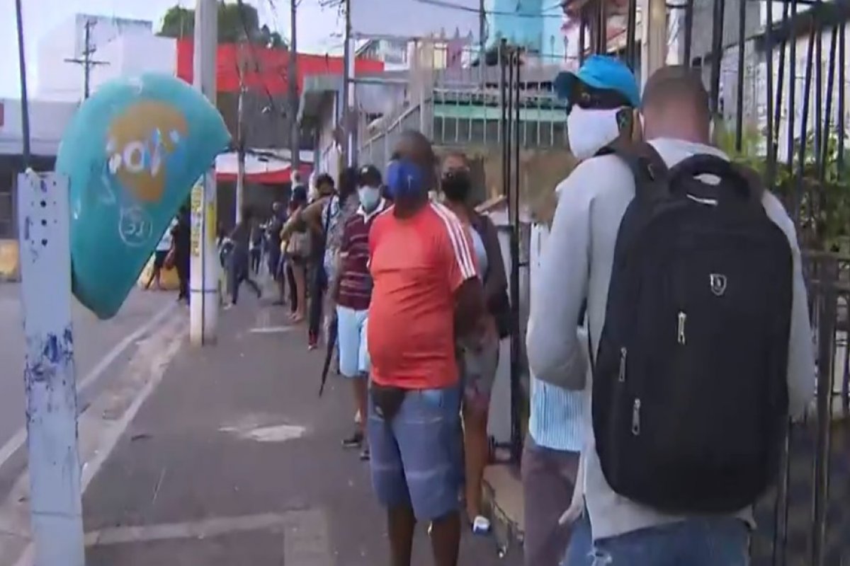 Primeiro dia de vacinação para pessoas com 33 anos registra longas filas nos postos de Salvador