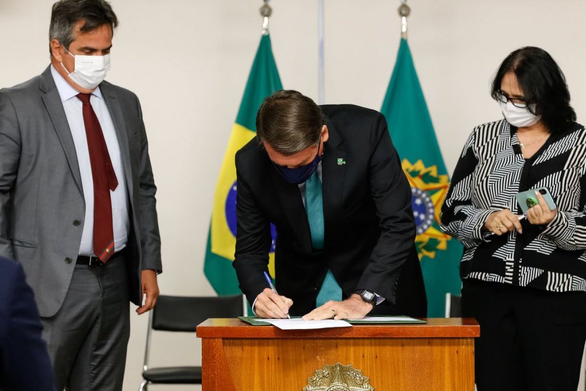 Bolsonaro sanciona projeto que inclui no Código Penal o crime de violência psicológica contra mulher