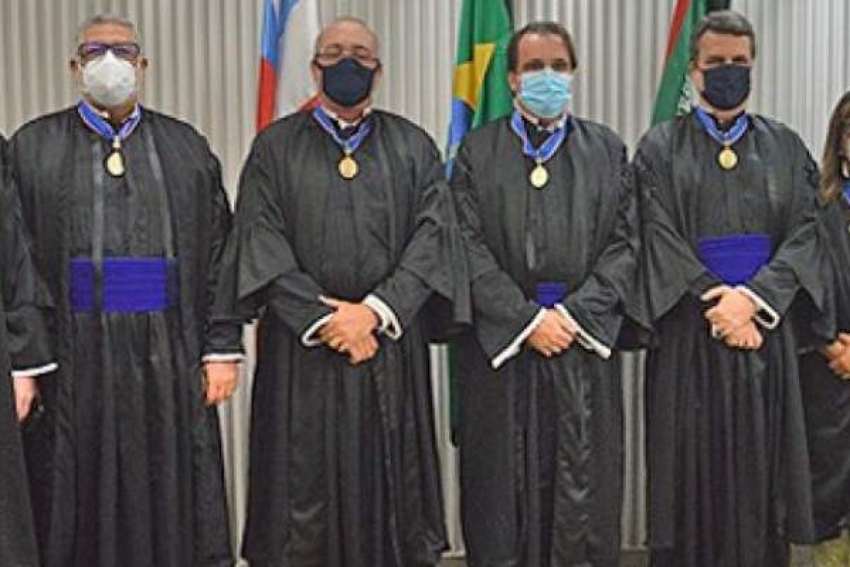 Vicente Buratto toma posse como juiz do TRE-BA