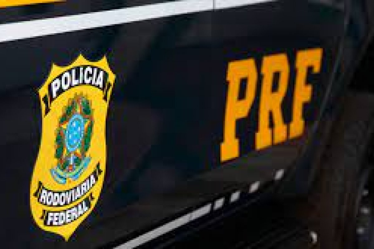 Homens são presos em flagrante transportando ‘trouxinhas’ de cocaína dentro de carro na BR-324