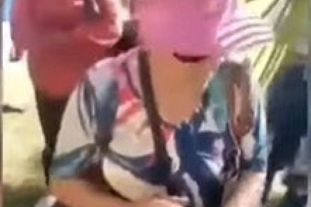 Vídeo: mulher faz ofensas racistas a pai e filho em frente a shopping