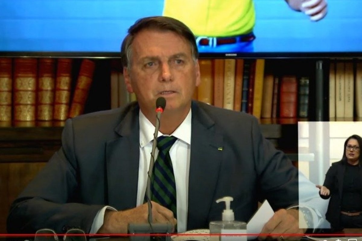 "Onde quer chegar esse senhor que preside o TSE", questiona Bolsonaro ao se referir à Barroso
