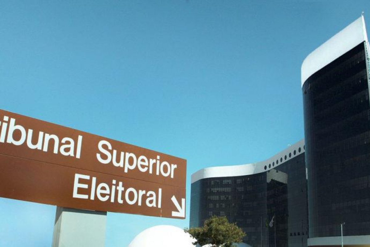 TSE desmente afirmação de Bolsonaro de que "só três países utilizam urna eletrônica"