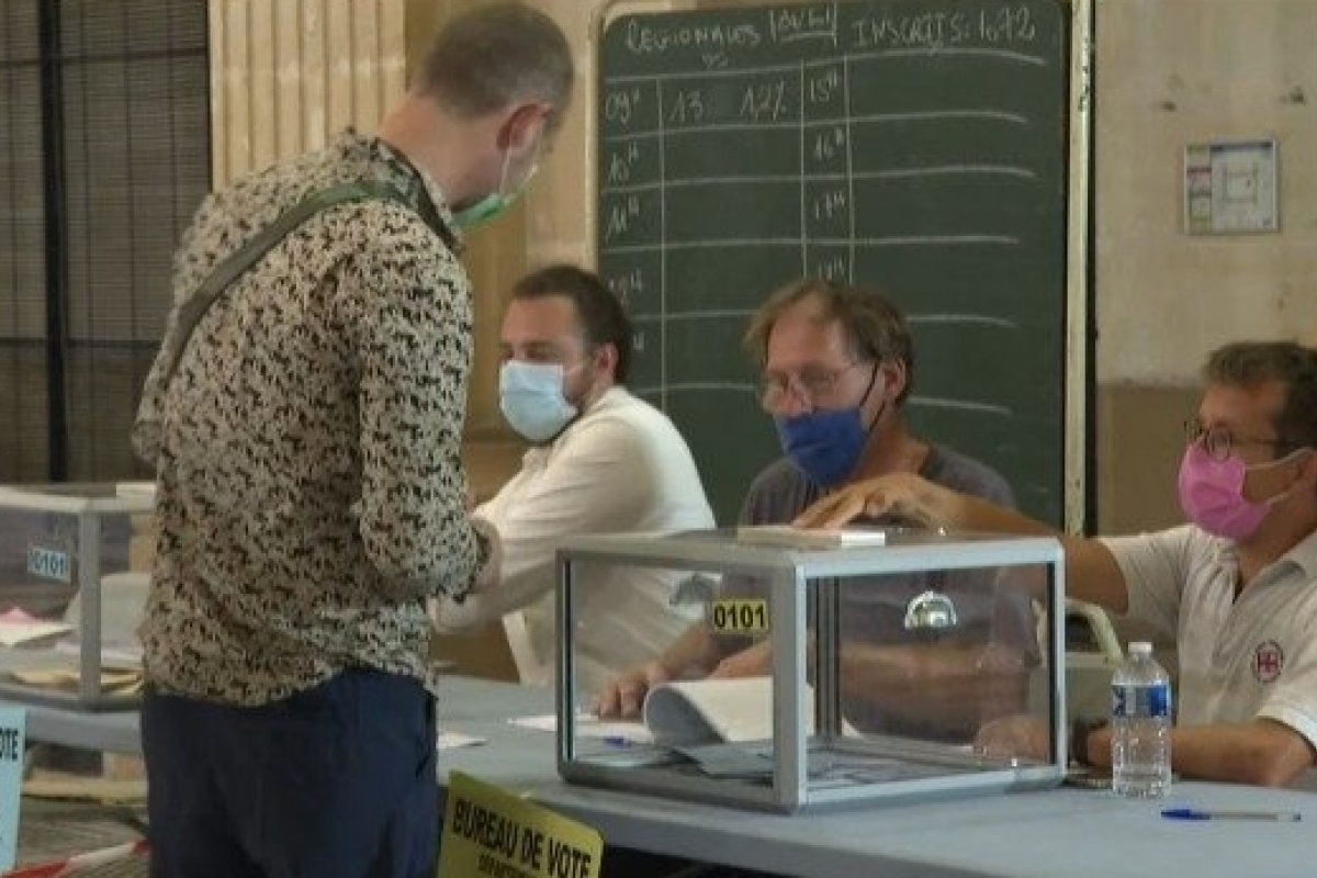 França não utiliza urna eletrônica, como afirma TSE