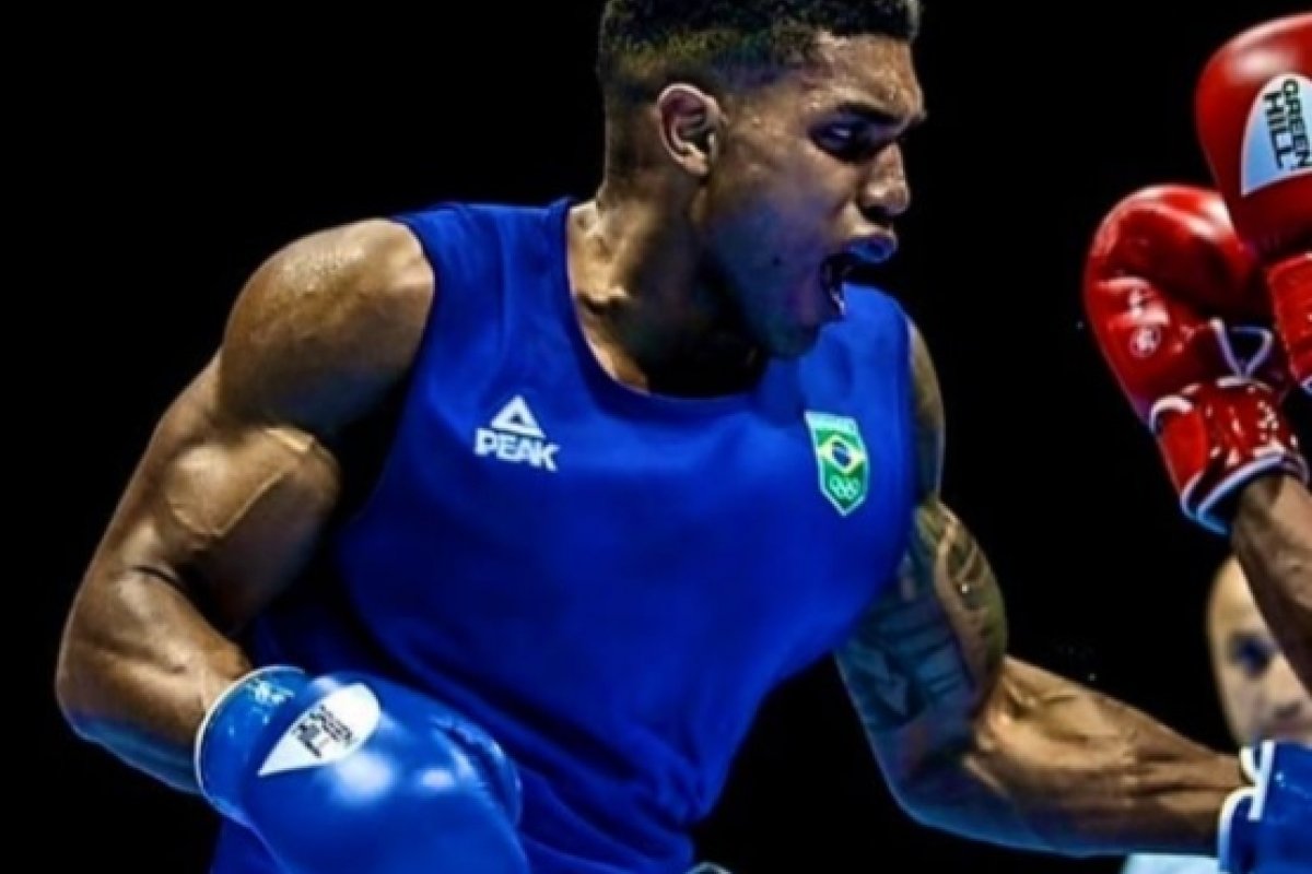 Paulistano Abner Teixeira vence nas quartas e garante medalha para o Brasil no Boxe