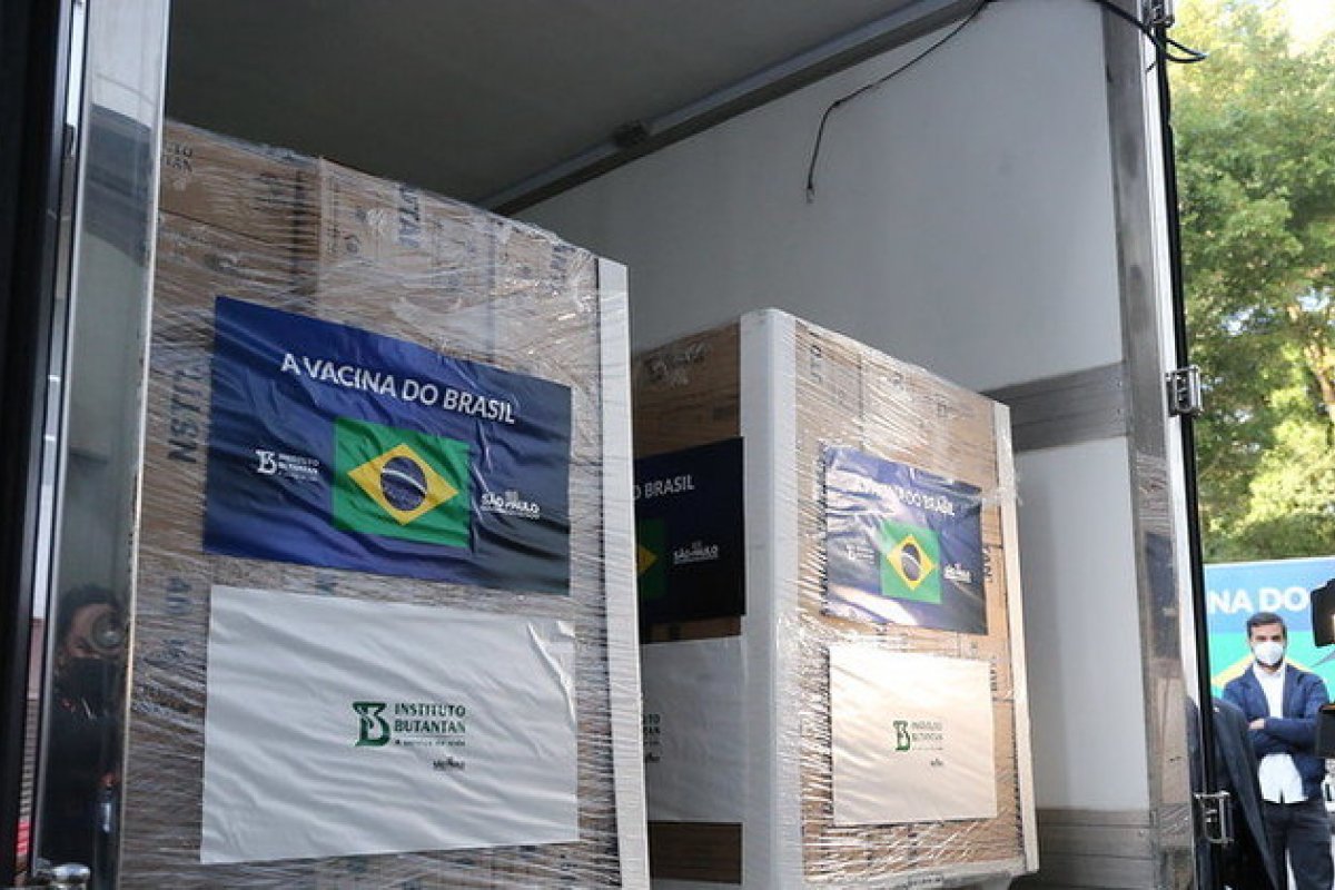 Governo Federal recebe mais uma remessa de CoronaVac nesta sexta-feira (30)