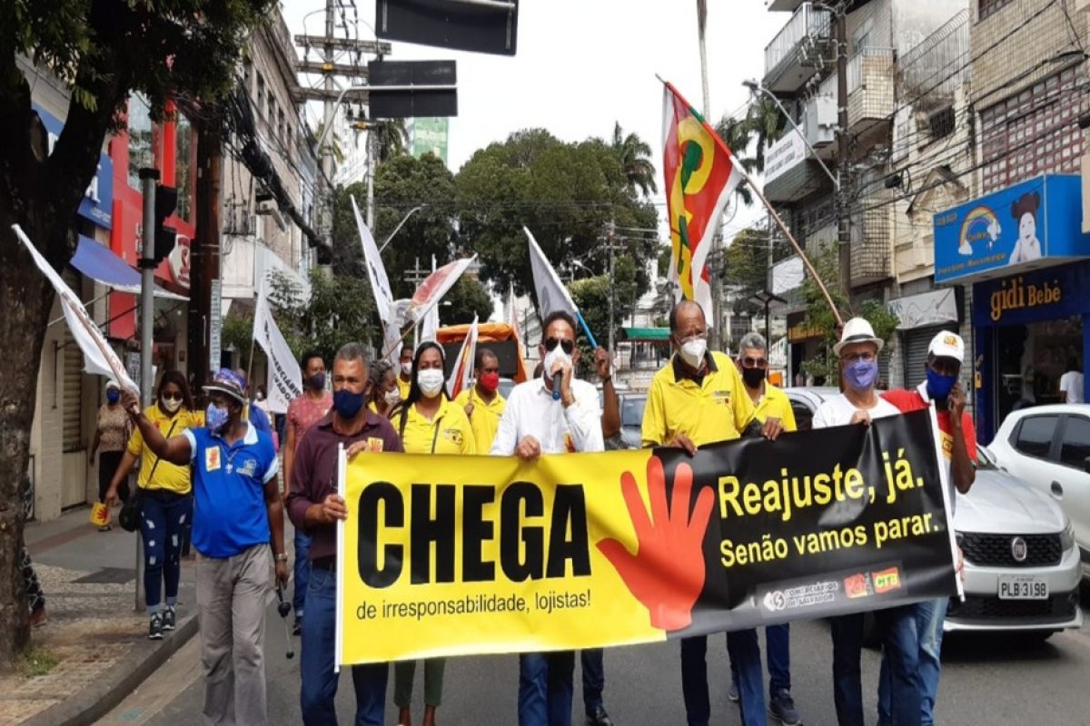 Comerciários realizam manifestação no Centro de Salvador